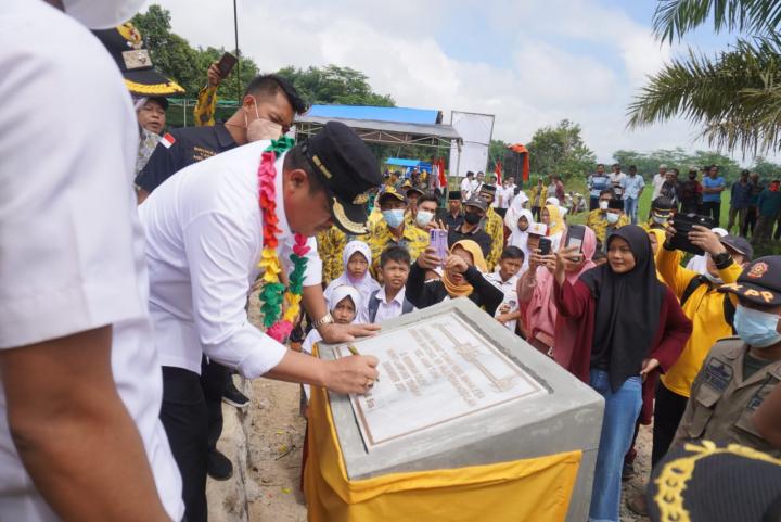 Bupati Musa Ahmad Resmikan Jembatan Penghubung Dua Dusun